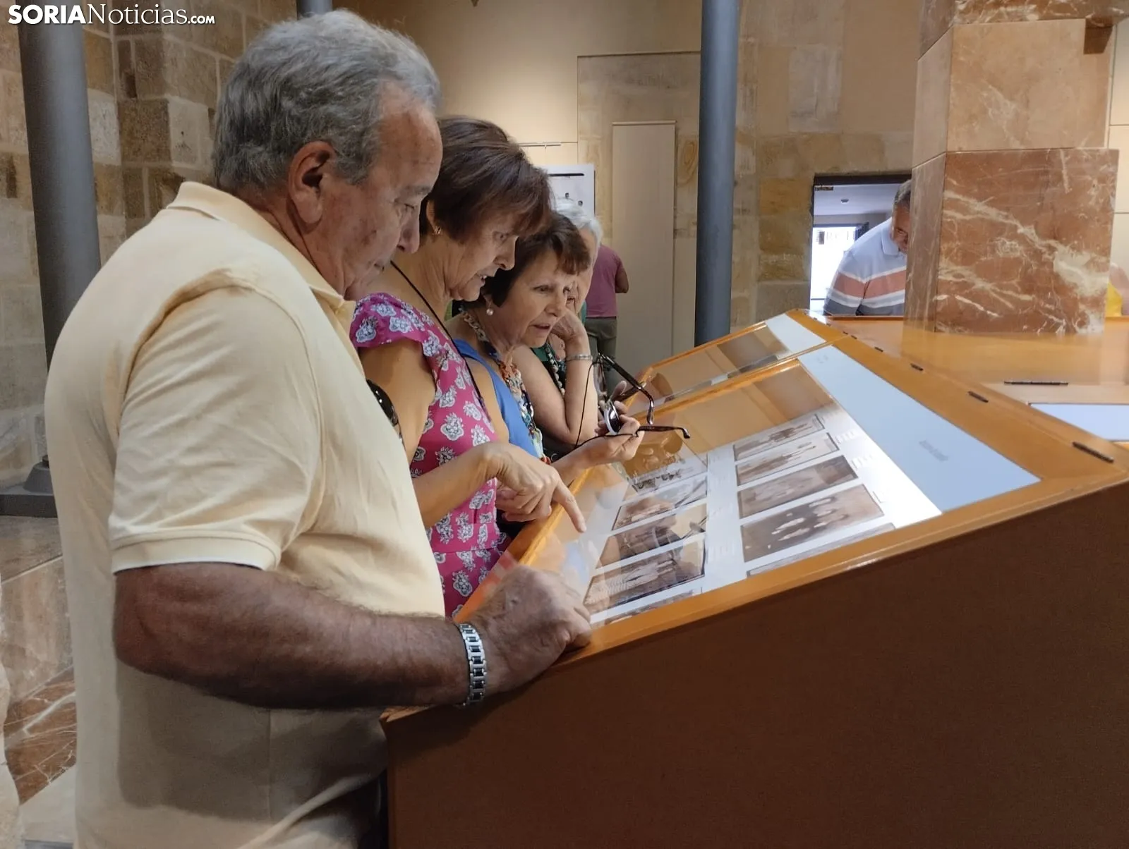 Inauguración de la exposición '1948. Atauta a través del cristal'.