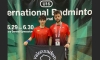 Hugo Sanz (izda.) y Carlos Palero posando con la bandera del Club Valonsadero Bádminton en el International U16 de Shonai (Japón).
