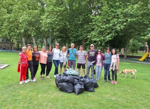 15 voluntarios limpian 40kg de basuraleza en Almazán