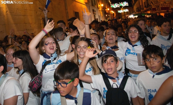 Una imagen del desfile de las peñas burgenses durante las pasadas fiestas. /María Ferrer