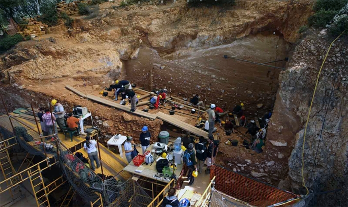 Mañueco destaca el compromiso con Atapuerca, el mayor proyecto paleontológico del mundo, donde Castilla y León ha invertido 250 M€ desde 1984