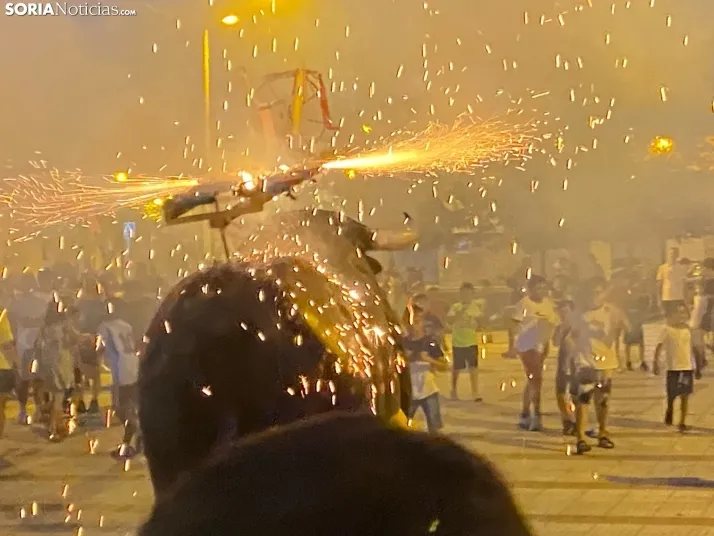 En im&aacute;genes: La Barriada celebra sus fiestas con sevillanas, un festival de la espuma y unas migas popu