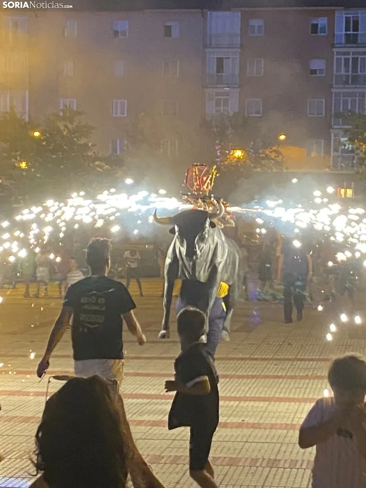En im&aacute;genes: La Barriada celebra sus fiestas con sevillanas, un festival de la espuma y unas migas popu