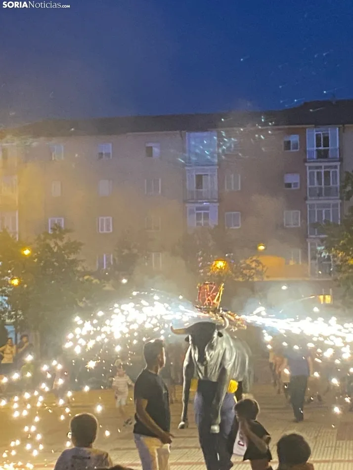En im&aacute;genes: La Barriada celebra sus fiestas con sevillanas, un festival de la espuma y unas migas popu