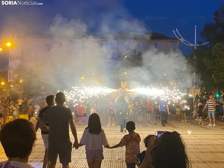 En im&aacute;genes: La Barriada celebra sus fiestas con sevillanas, un festival de la espuma y unas migas popu