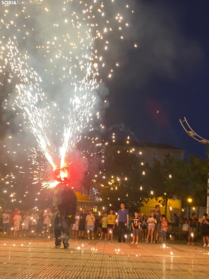 En im&aacute;genes: La Barriada celebra sus fiestas con sevillanas, un festival de la espuma y unas migas popu