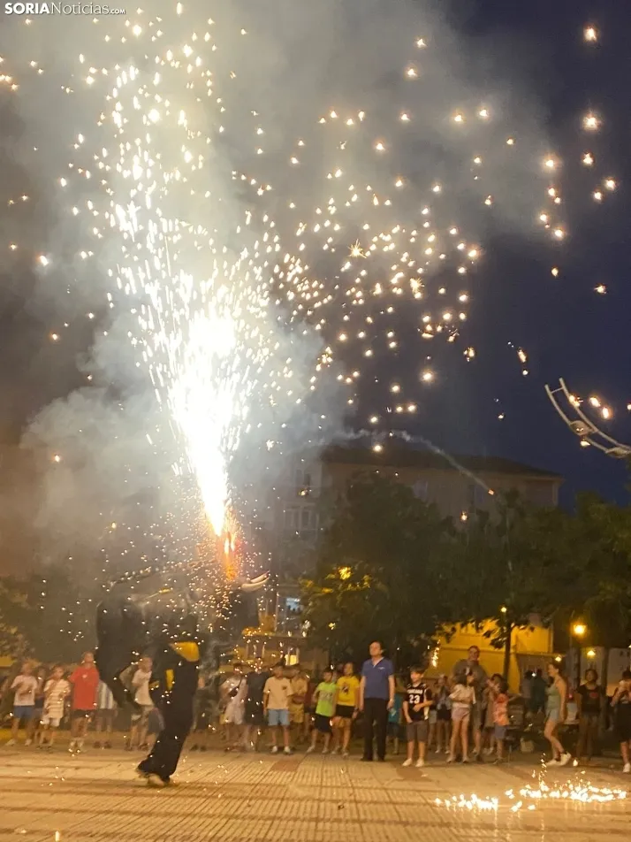 En im&aacute;genes: La Barriada celebra sus fiestas con sevillanas, un festival de la espuma y unas migas popu
