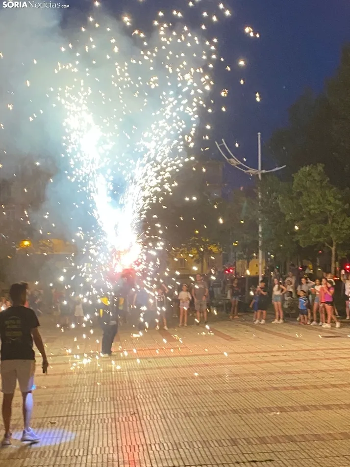 En im&aacute;genes: La Barriada celebra sus fiestas con sevillanas, un festival de la espuma y unas migas popu