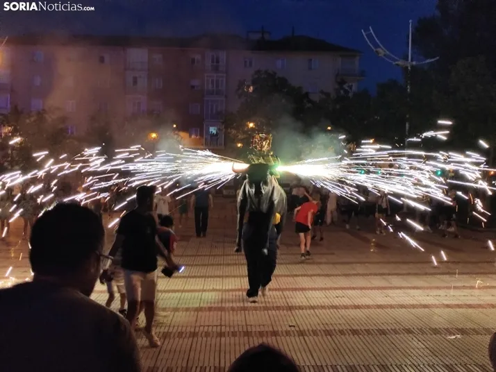 En im&aacute;genes: La Barriada celebra sus fiestas con sevillanas, un festival de la espuma y unas migas popu
