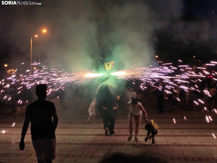 En im&aacute;genes: La Barriada celebra sus fiestas con sevillanas, un festival de la espuma y unas migas popu