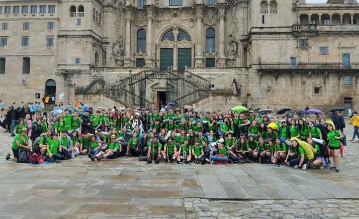 El grupo de peregrinos en la plaza del Obradoiro, en Santiago de Compostela. /DOS