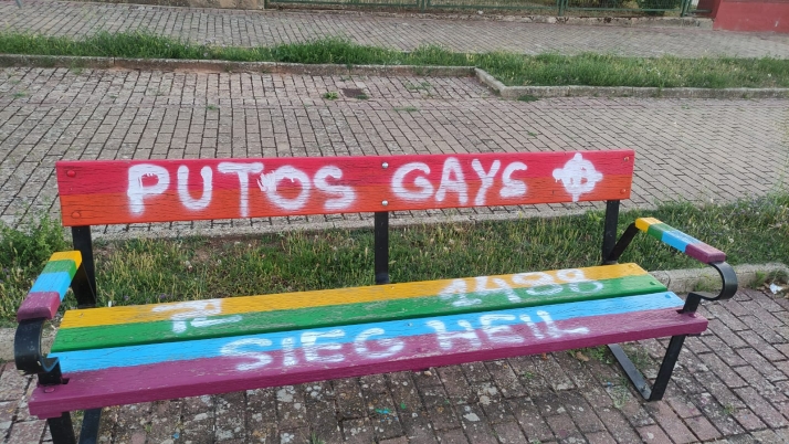 Almaz&aacute;n se despierta con pintadas homof&oacute;bicas en los bancos LGBTIQ+: &quot;putos gays&quot;