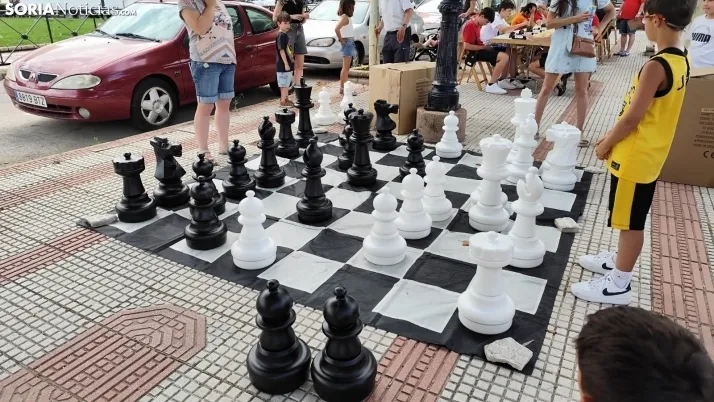 En im&aacute;genes: La Barriada celebra sus fiestas con sevillanas, un festival de la espuma y unas migas popu