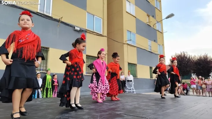 En im&aacute;genes: La Barriada celebra sus fiestas con sevillanas, un festival de la espuma y unas migas popu