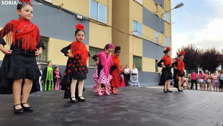 En im&aacute;genes: La Barriada celebra sus fiestas con sevillanas, un festival de la espuma y unas migas popu