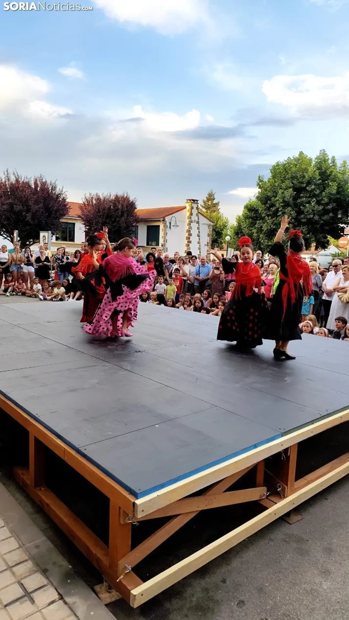 En im&aacute;genes: La Barriada celebra sus fiestas con sevillanas, un festival de la espuma y unas migas popu