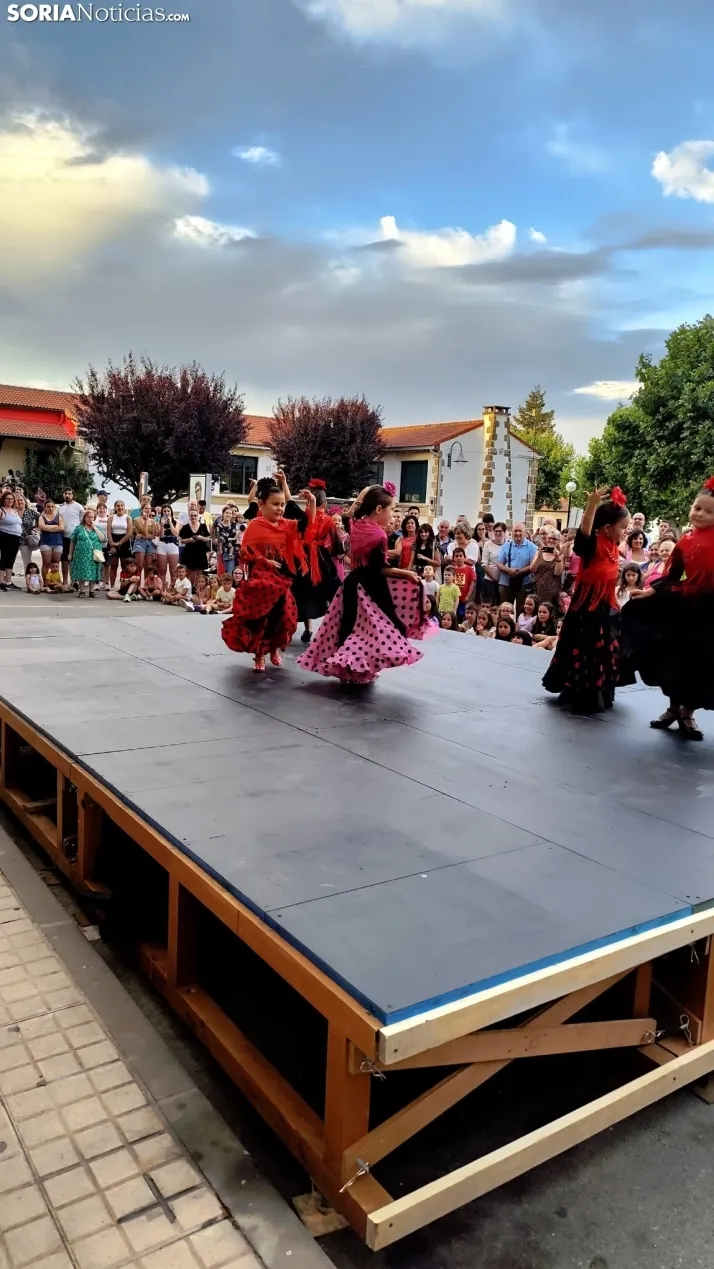 En im&aacute;genes: La Barriada celebra sus fiestas con sevillanas, un festival de la espuma y unas migas popu