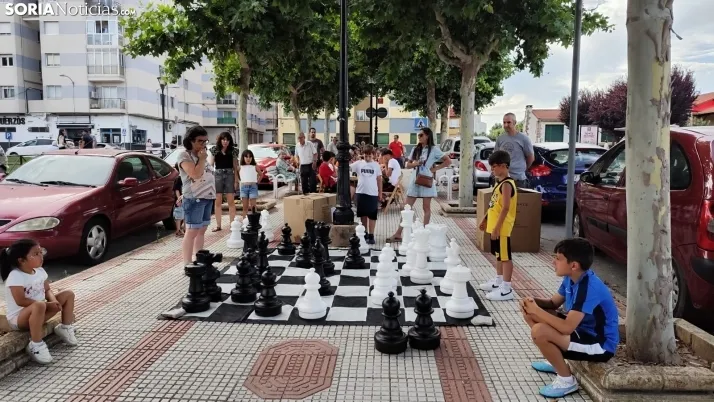 En im&aacute;genes: La Barriada celebra sus fiestas con sevillanas, un festival de la espuma y unas migas popu