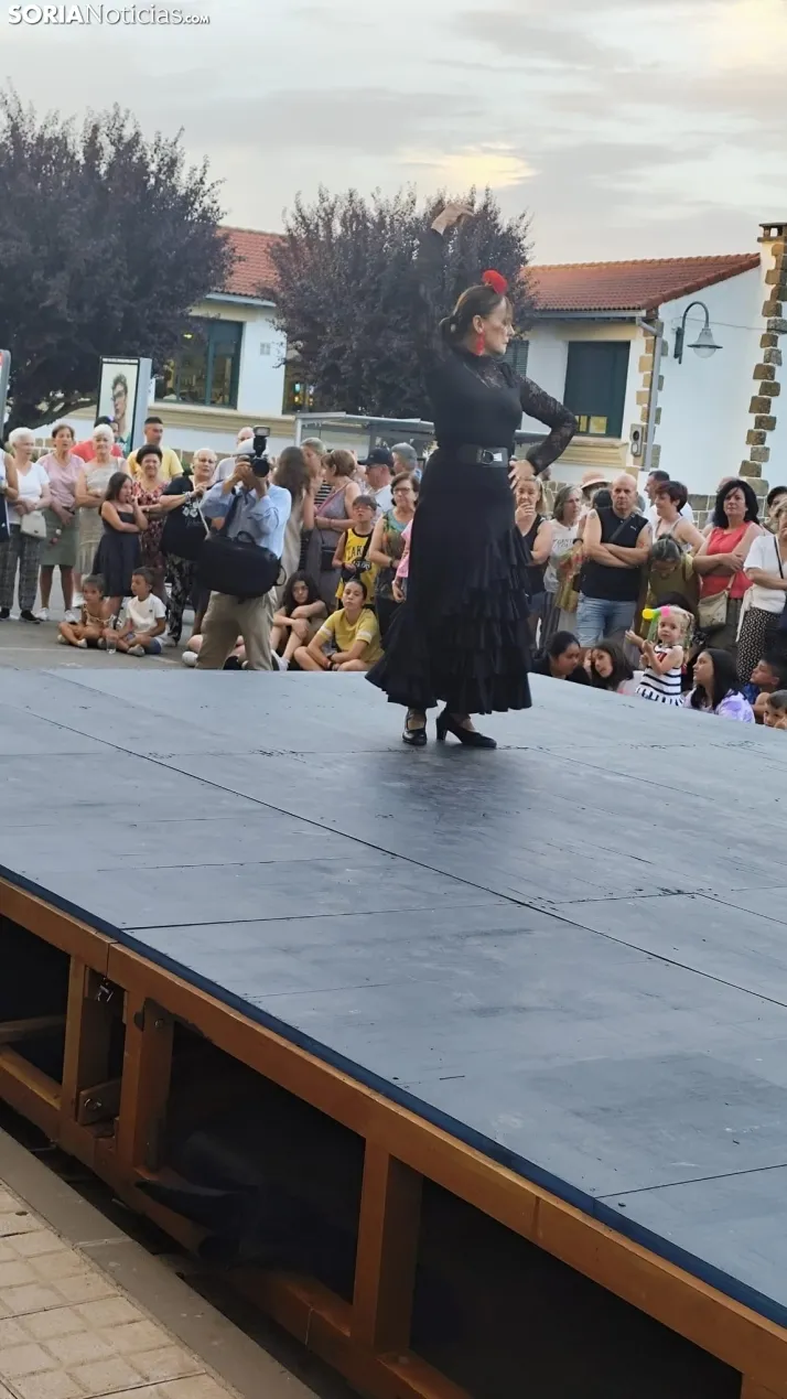 En im&aacute;genes: La Barriada celebra sus fiestas con sevillanas, un festival de la espuma y unas migas popu