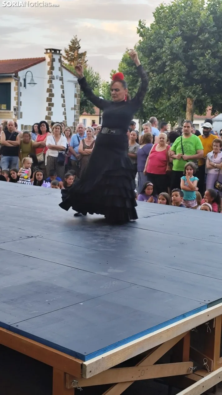 En im&aacute;genes: La Barriada celebra sus fiestas con sevillanas, un festival de la espuma y unas migas popu