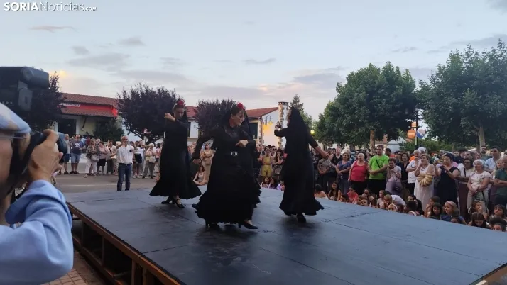 En im&aacute;genes: La Barriada celebra sus fiestas con sevillanas, un festival de la espuma y unas migas popu