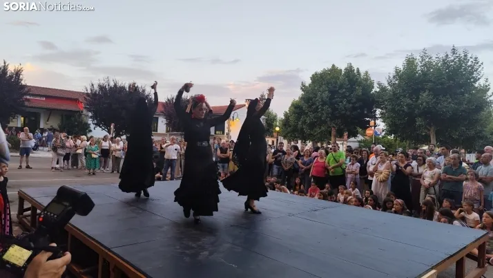 En im&aacute;genes: La Barriada celebra sus fiestas con sevillanas, un festival de la espuma y unas migas popu
