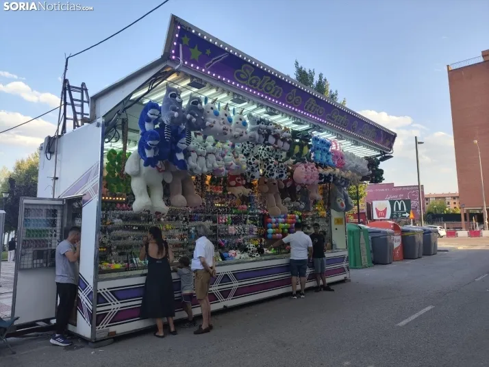 En im&aacute;genes: La Barriada celebra sus fiestas con sevillanas, un festival de la espuma y unas migas popu