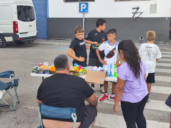 En im&aacute;genes: La Barriada celebra sus fiestas con sevillanas, un festival de la espuma y unas migas popu