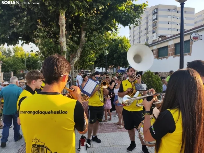 En im&aacute;genes: La Barriada celebra sus fiestas con sevillanas, un festival de la espuma y unas migas popu
