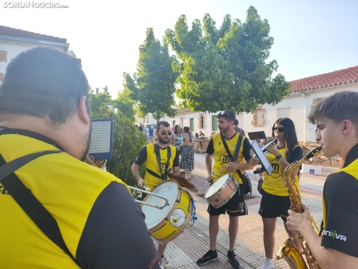 En im&aacute;genes: La Barriada celebra sus fiestas con sevillanas, un festival de la espuma y unas migas popu