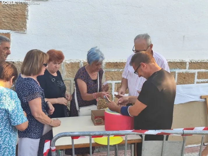 En im&aacute;genes: La Barriada celebra sus fiestas con sevillanas, un festival de la espuma y unas migas popu