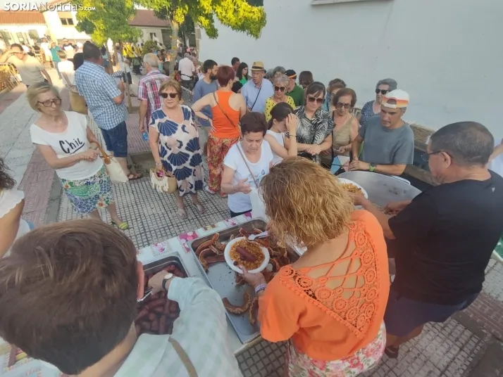 En im&aacute;genes: La Barriada celebra sus fiestas con sevillanas, un festival de la espuma y unas migas popu