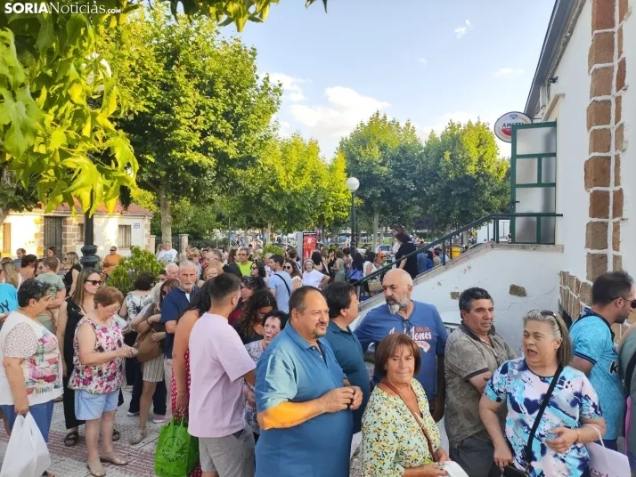 En im&aacute;genes: La Barriada celebra sus fiestas con sevillanas, un festival de la espuma y unas migas popu