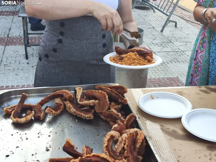 En im&aacute;genes: La Barriada celebra sus fiestas con sevillanas, un festival de la espuma y unas migas popu