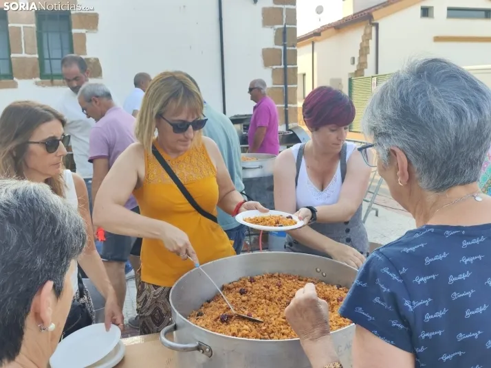 En im&aacute;genes: La Barriada celebra sus fiestas con sevillanas, un festival de la espuma y unas migas popu