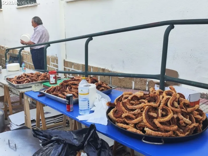 En im&aacute;genes: La Barriada celebra sus fiestas con sevillanas, un festival de la espuma y unas migas popu