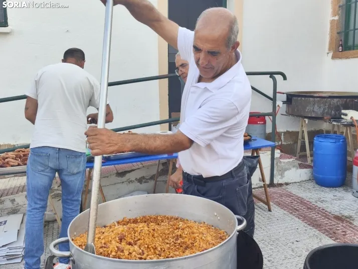 En im&aacute;genes: La Barriada celebra sus fiestas con sevillanas, un festival de la espuma y unas migas popu