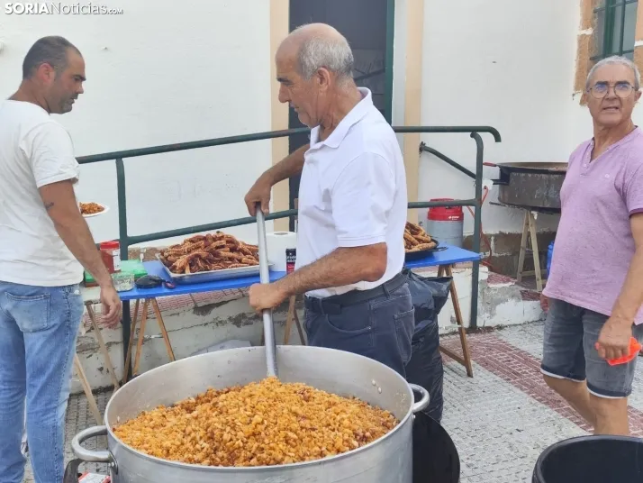En im&aacute;genes: La Barriada celebra sus fiestas con sevillanas, un festival de la espuma y unas migas popu