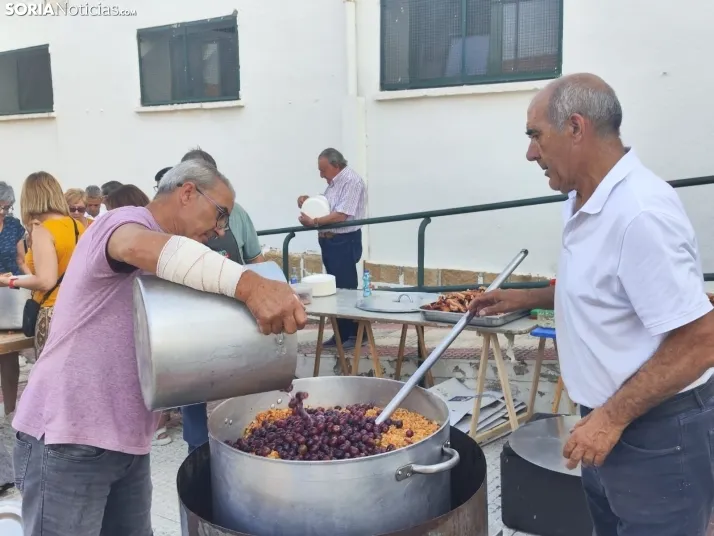 En im&aacute;genes: La Barriada celebra sus fiestas con sevillanas, un festival de la espuma y unas migas popu