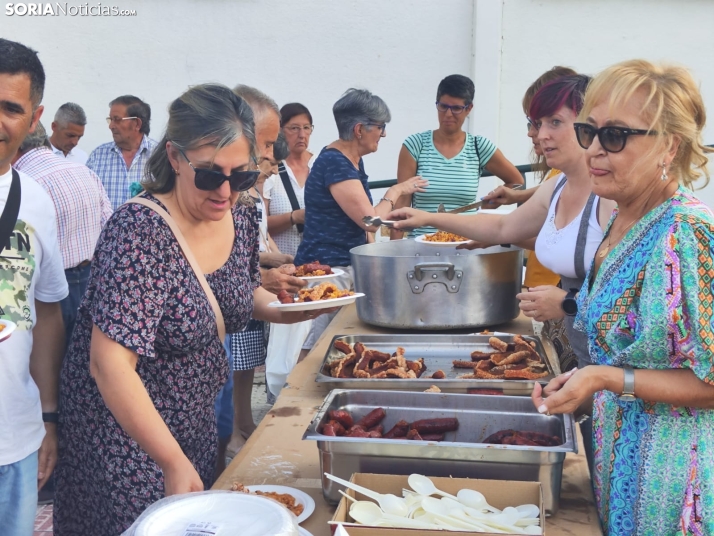 En im&aacute;genes: La Barriada celebra sus fiestas con sevillanas, un festival de la espuma y unas migas popu
