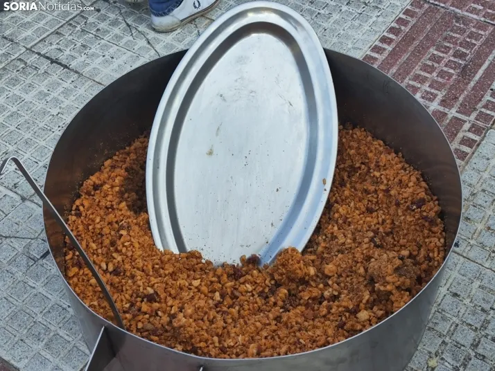 En im&aacute;genes: La Barriada celebra sus fiestas con sevillanas, un festival de la espuma y unas migas popu