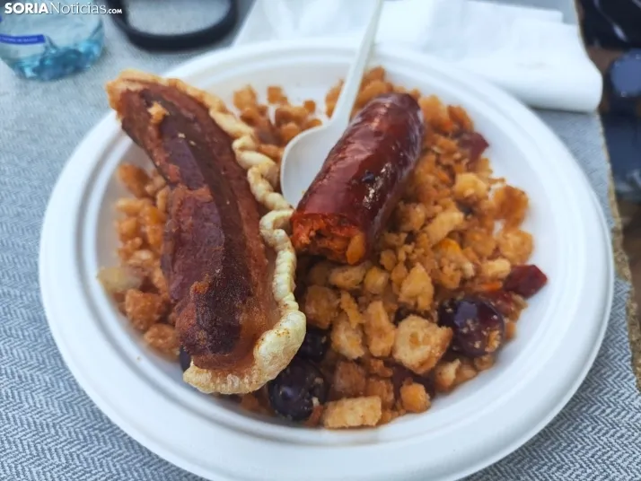 En im&aacute;genes: La Barriada celebra sus fiestas con sevillanas, un festival de la espuma y unas migas popu