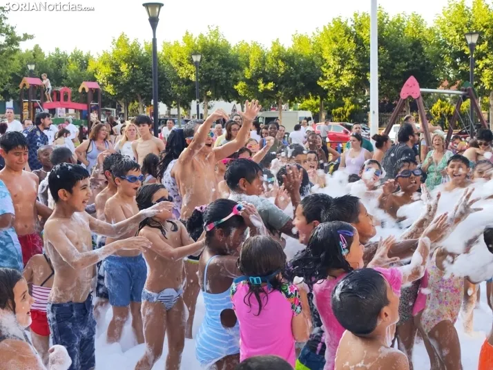 En im&aacute;genes: La Barriada celebra sus fiestas con sevillanas, un festival de la espuma y unas migas popu