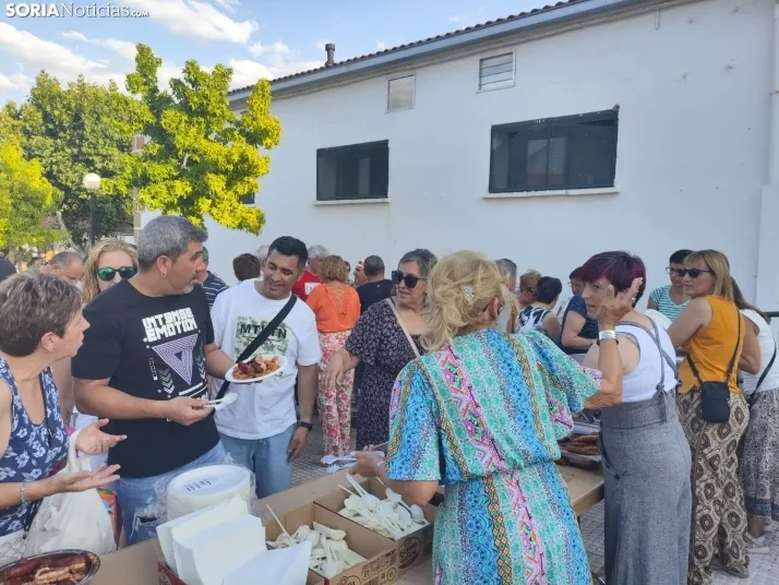 En im&aacute;genes: La Barriada celebra sus fiestas con sevillanas, un festival de la espuma y unas migas popu