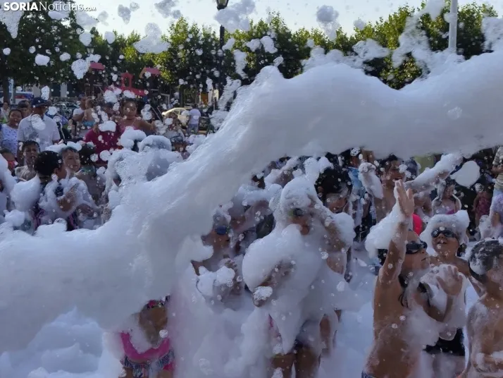 En im&aacute;genes: La Barriada celebra sus fiestas con sevillanas, un festival de la espuma y unas migas popu