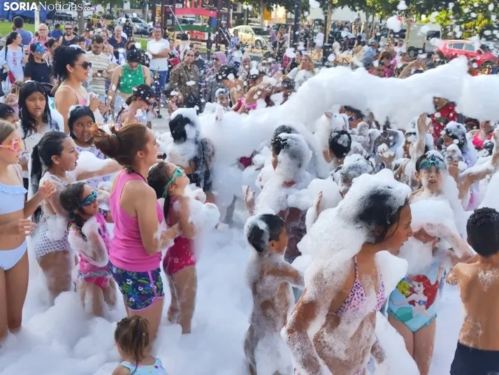 En im&aacute;genes: La Barriada celebra sus fiestas con sevillanas, un festival de la espuma y unas migas popu