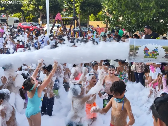 En im&aacute;genes: La Barriada celebra sus fiestas con sevillanas, un festival de la espuma y unas migas popu