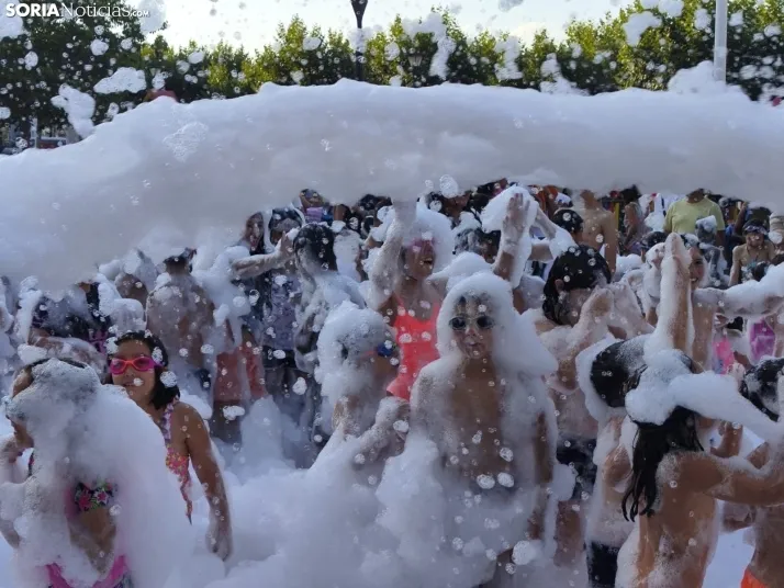 En im&aacute;genes: La Barriada celebra sus fiestas con sevillanas, un festival de la espuma y unas migas popu