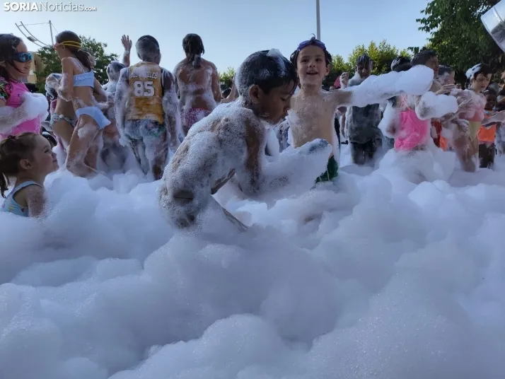 En im&aacute;genes: La Barriada celebra sus fiestas con sevillanas, un festival de la espuma y unas migas popu