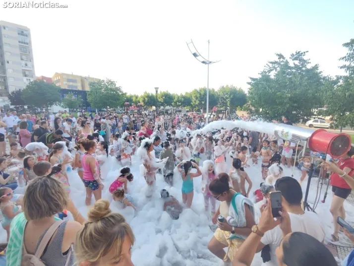 En im&aacute;genes: La Barriada celebra sus fiestas con sevillanas, un festival de la espuma y unas migas popu